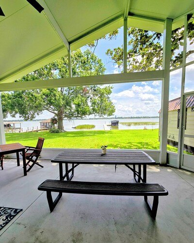 Serene, Cozy, Lakefront home