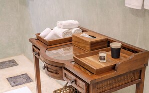 Deluxe Double Room, Garden View | Bathroom | Shower, hair dryer, bathrobes, slippers - Lotus Estate Colombo (Hokandara)