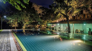 Hồ bơi ngoài trời