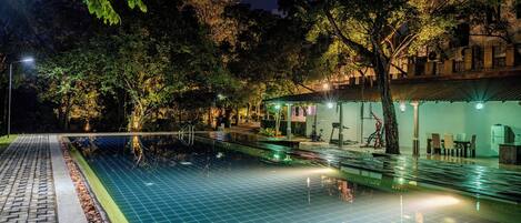 Hồ bơi ngoài trời