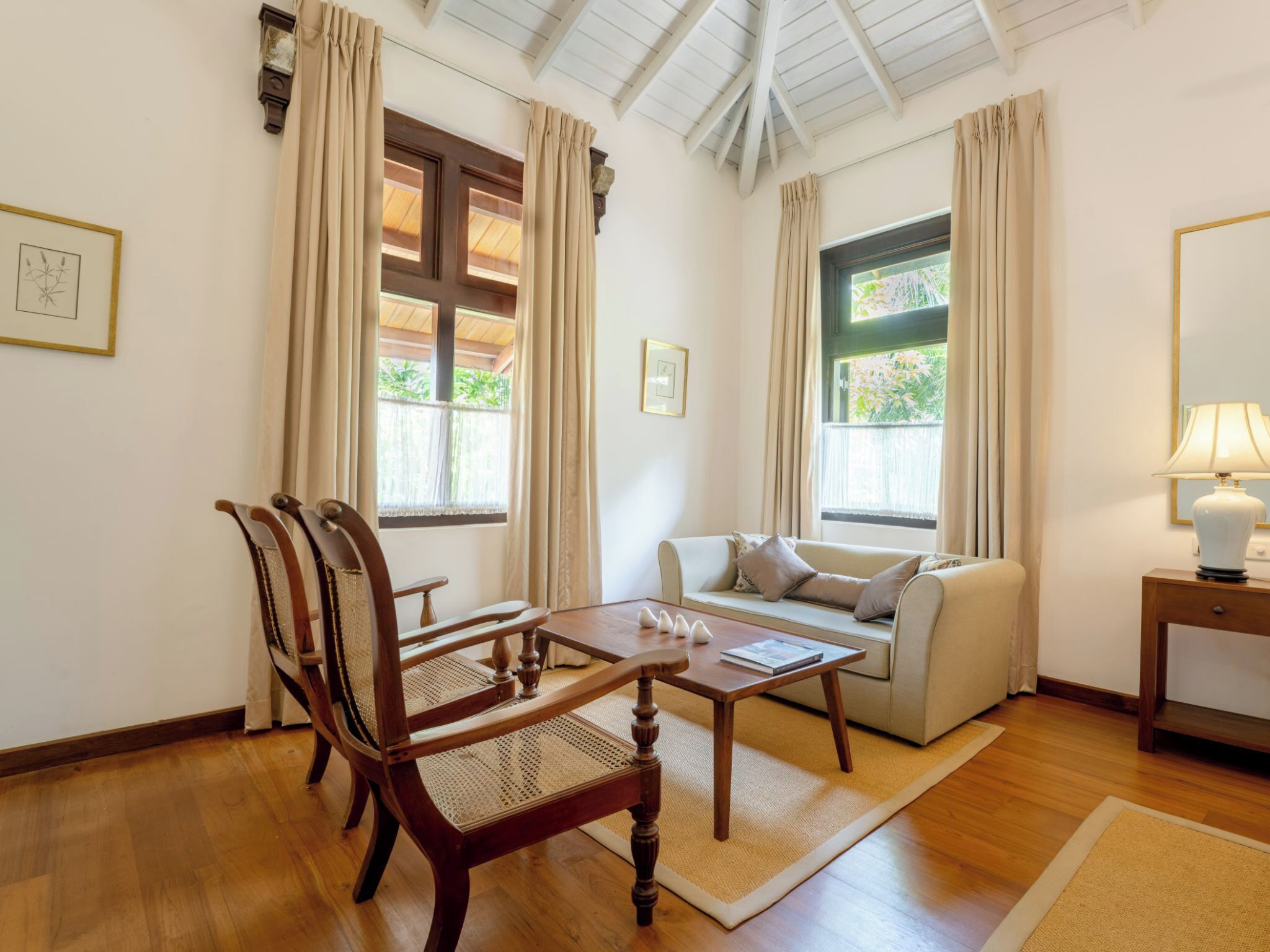 Habitación de lujo doble, vistas al jardín | Zona de estar | Una televisión