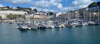 Marinaseaview-4br-8guests-freeparking-petsfriendly