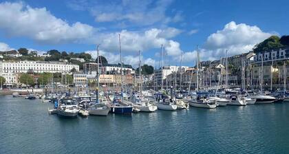 Marinaseaview-4br-8guests-freeparking-petsfriendly