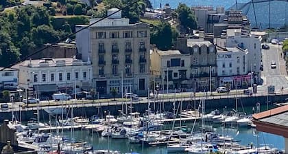 Marinaseaview-4br-8guests-freeparking-petsfriendly