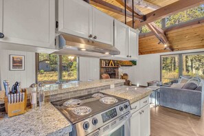 Fridge, microwave, oven, stovetop - Private hot tub, dog friendly, updated home with new furniture and decor (Sunriver)