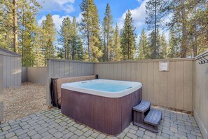 Outdoor spa tub - Private hot tub, dog friendly, updated home with new furniture and decor (Sunriver)