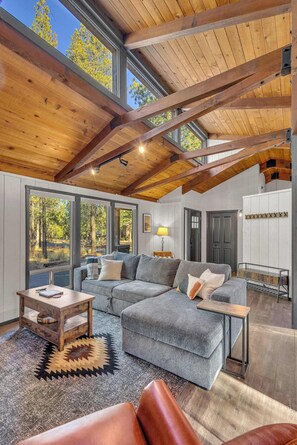 TV, fireplace - Private hot tub, dog friendly, updated home with new furniture and decor (Sunriver)