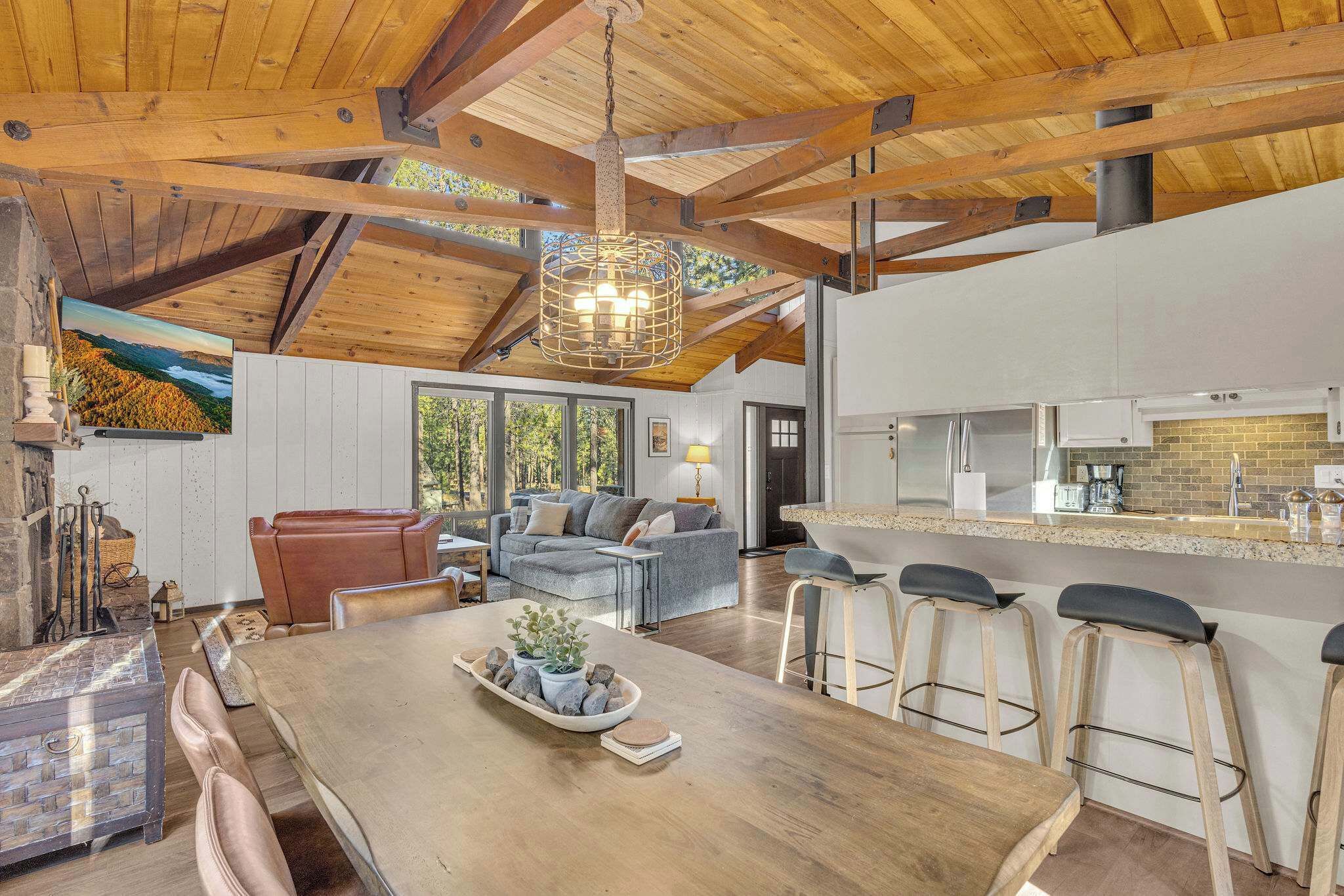 Una televisión, una chimenea