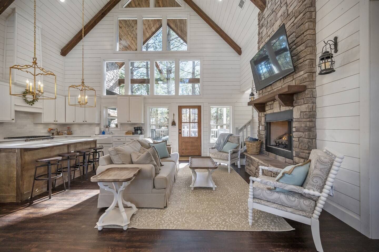 Smart-tv, eldstad och dvd-spelare