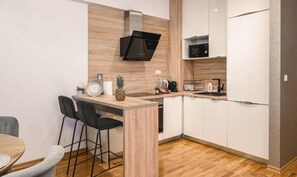 Fridge, oven, stovetop, dishwasher