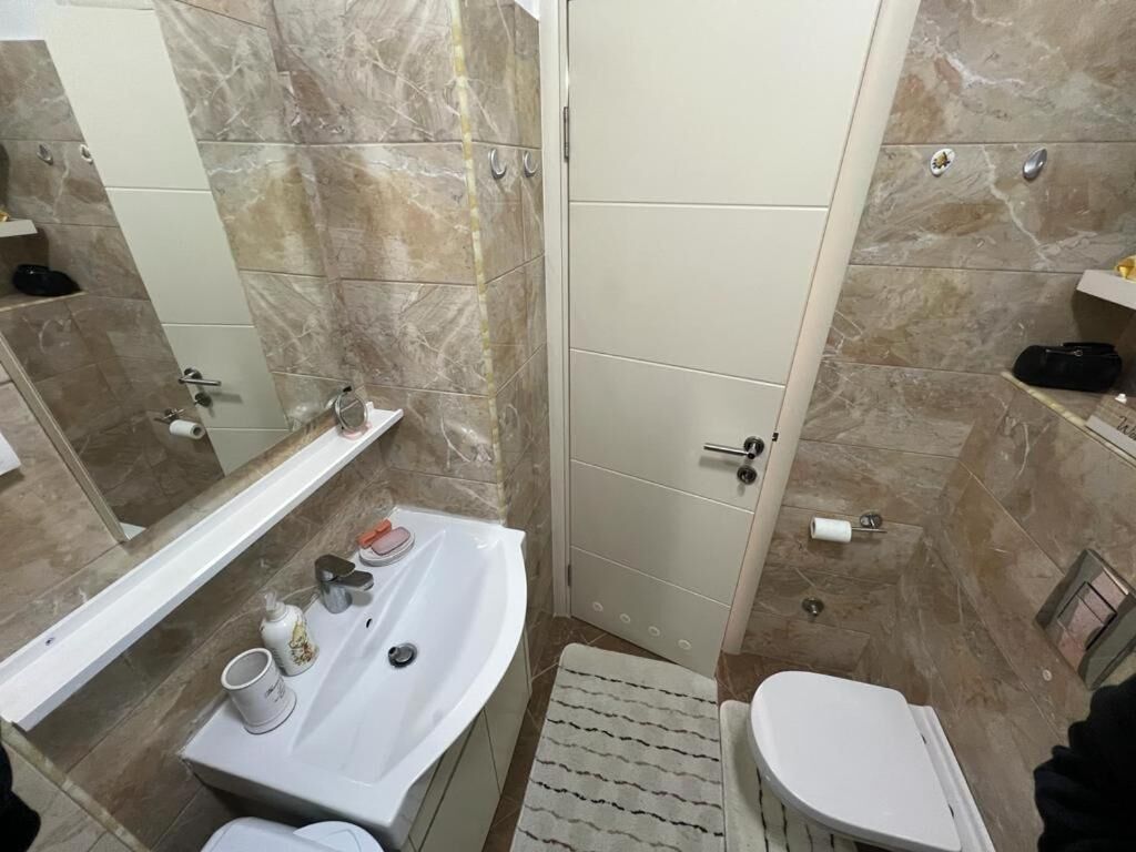 Een douche, een haardroger, handdoeken, zeep