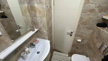 Een douche, een haardroger, handdoeken, zeep