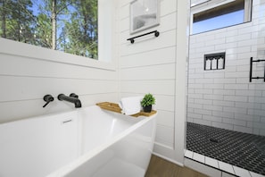 Douche, serviettes fournies, papier toilette