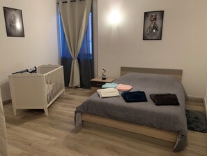 1 chambre, fer et planche à repasser, lit parapluie, Wi-Fi gratuit
