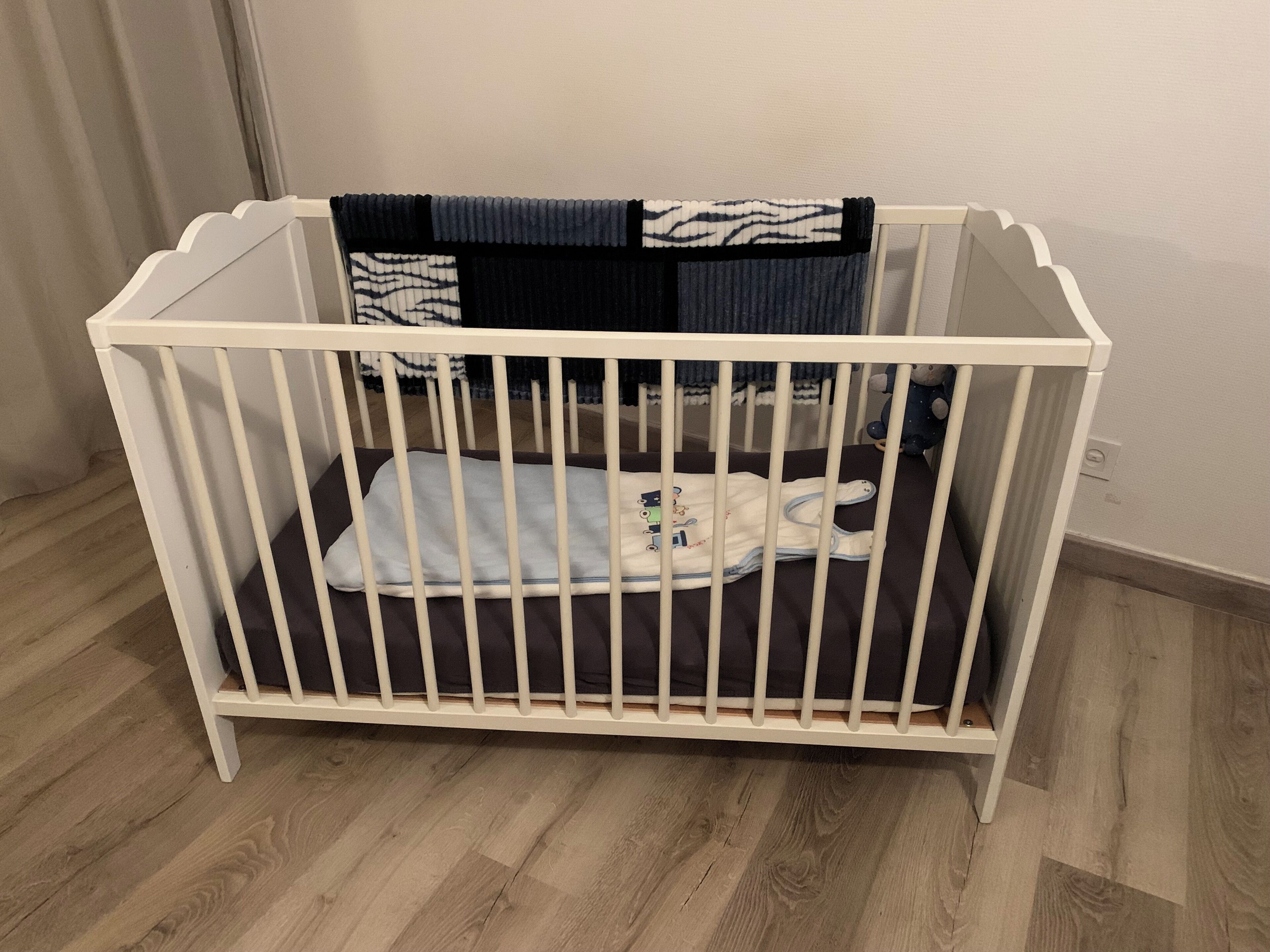 1 habitación, tabla de planchar con plancha y cuna de viaje 