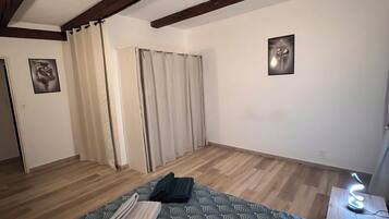 1 Schlafzimmer, BĂŒgeleisen/BĂŒgelbrett, Reisekinderbett, kostenloses WLAN