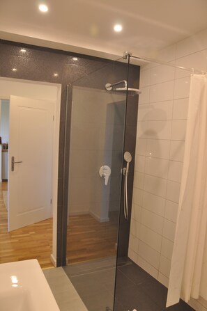 Hårtork, handdukar, tvål och toalettpapper