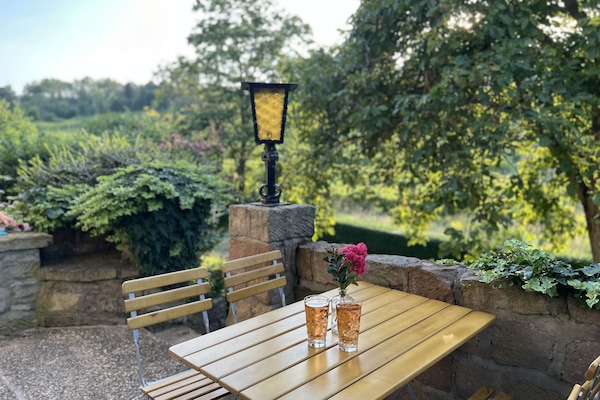 Terrasse mit Sitzgelegenheit und traumhafter Aussicht