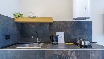 Jääkaappi, keittoastiat/astiat/ruokailuvälineet