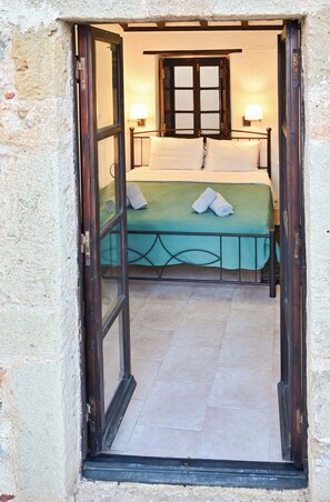 سرير سفر وواي فاي وملاءات أسرّة