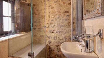 Dusj, hårføner og håndklær