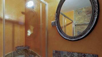 Dusj, hårføner og håndklær