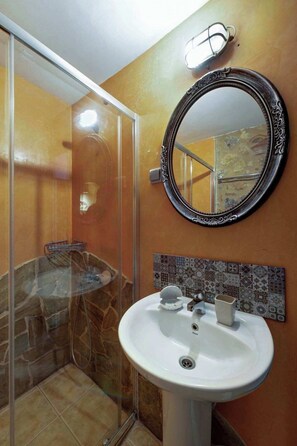 Douche, séchoir à cheveux, serviettes fournies