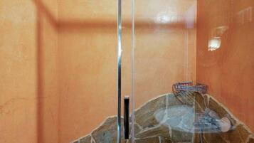 Een douche, een haardroger, handdoeken