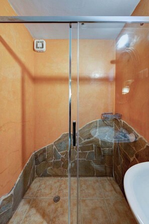 Shower, hair dryer, towels - Pablito House - Seaview Monemvasia Fortress Allure (Monemvasia)