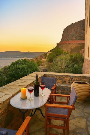 Outdoor dining - Seaview Dream Suite – Pablito House Monemvasia (Monemvasia)