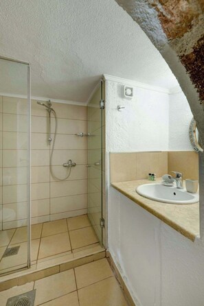 Een douche, handdoeken