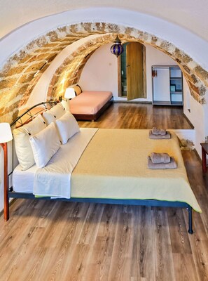 Desk, travel cot, WiFi, bed sheets
