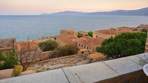 Eine Küstenstadt mit historischen Gebäuden und Blick auf das Meer.