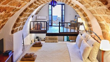 Escritorio, cuna de viaje, wifi y ropa de cama