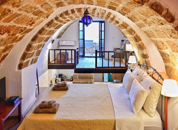Desk, travel crib, WiFi, bed sheets