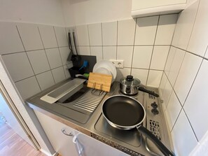 アパートメント シングルベッド 2 台 | 専用キッチン | 冷蔵庫、コンロ、トースター、調理器具と食器