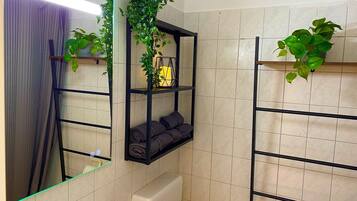 Appartement, 2 eenpersoonsbedden | Badkamer | Een douche, handdoeken