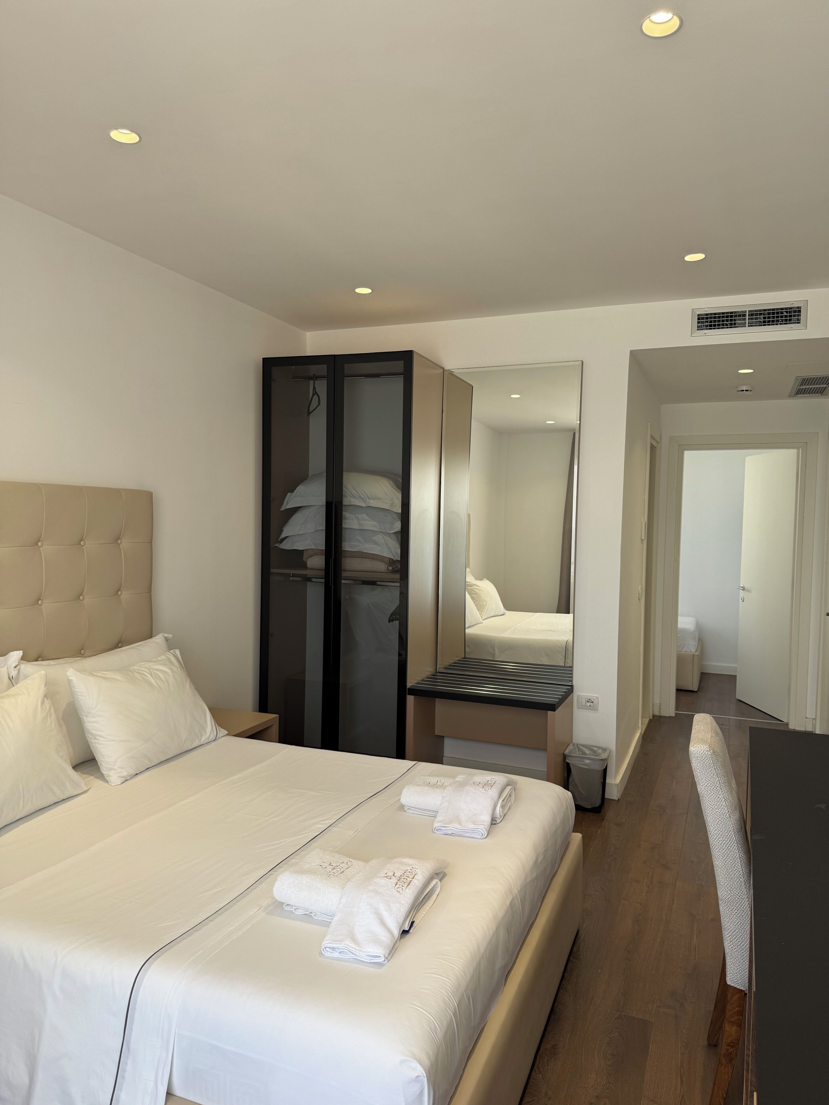 Deluxe Triple Room, Sea View | Safe på rommet, lydisolert, strykejern/-brett og barnesenger (inkludert)