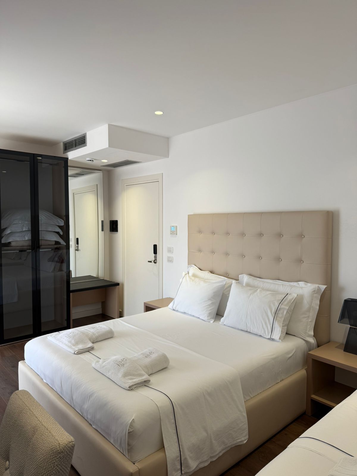 Comfort Triple Room, Partial Sea View | Safe på rommet, lydisolert, strykejern/-brett og barnesenger (inkludert)