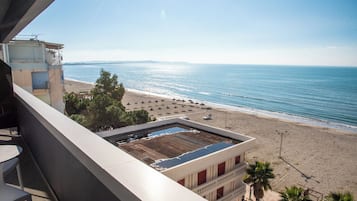 Superior driepersoonskamer, balkon, uitzicht op zee | Uitzicht vanaf balkon