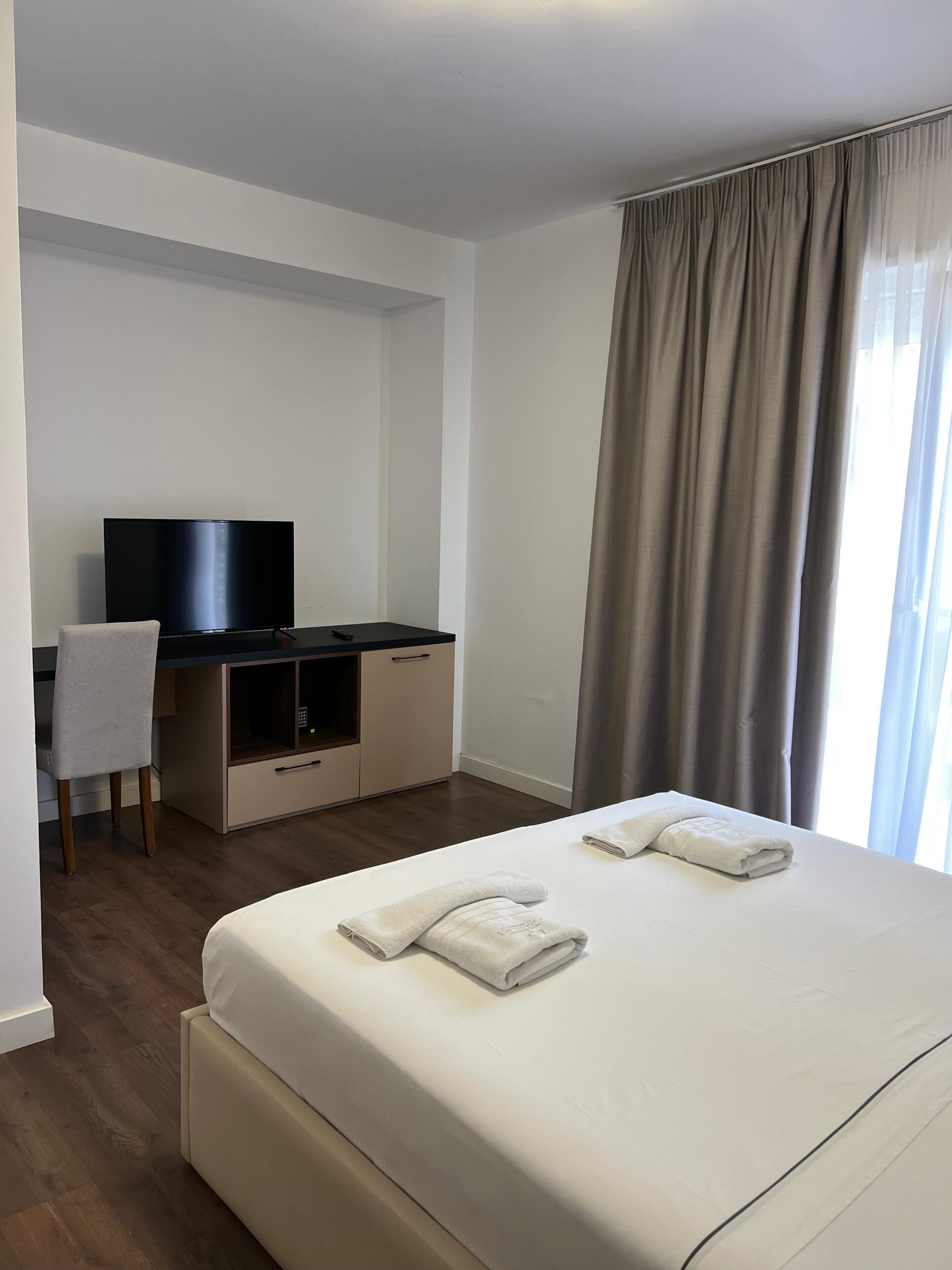 Comfort Double Room, Partial Sea View | Safe på rommet, lydisolert, strykejern/-brett og barnesenger (inkludert)