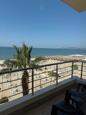 Deluxe Triple Room, Sea View | Balkon manzarası