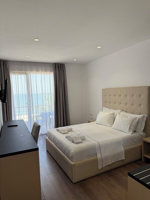 Deluxe Triple Room, Sea View | In-room safe, soundproofing, iron/ironing board, free cribs/infant beds - Adria Palace Hotel (Rrashbull)