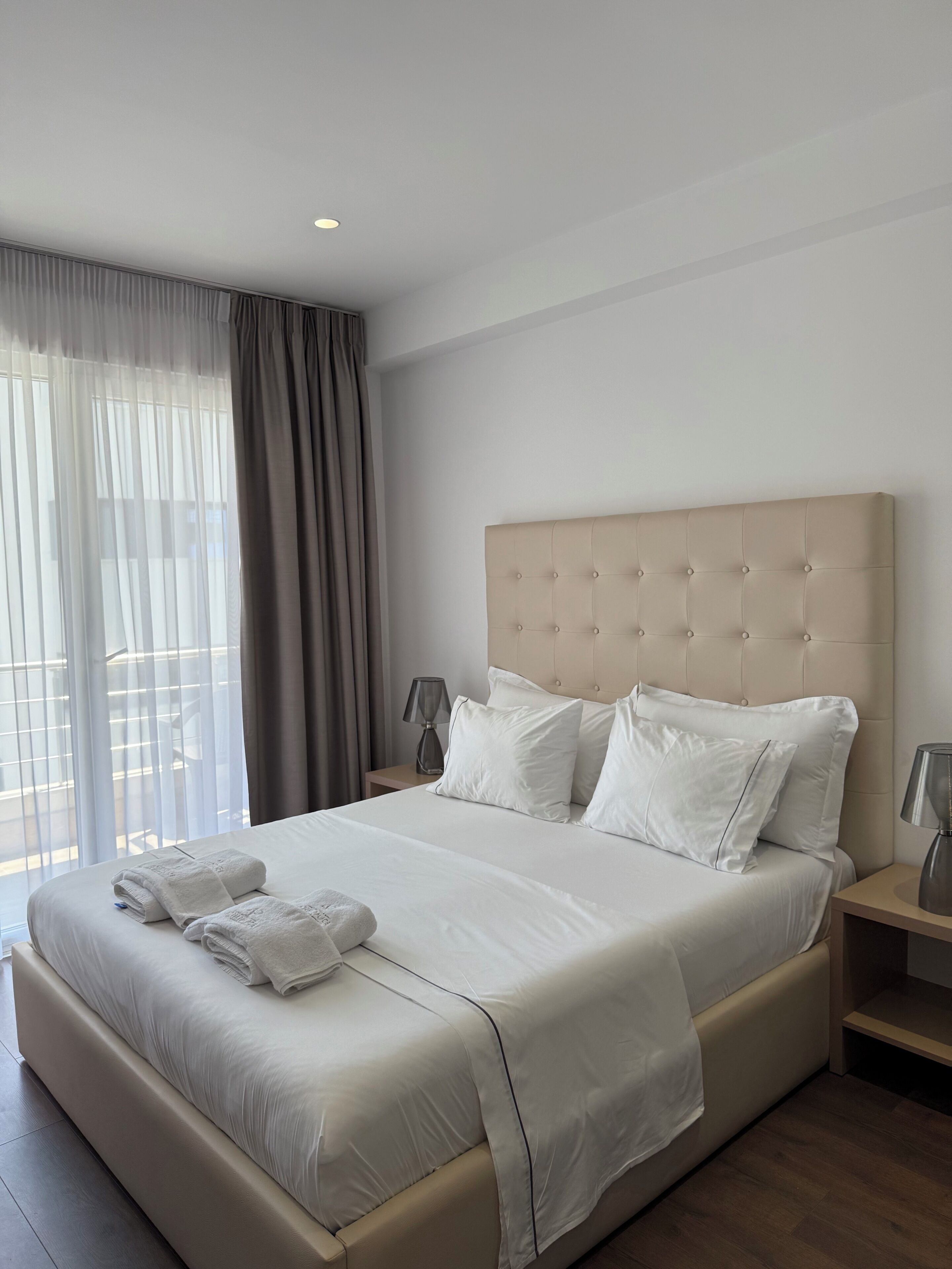 Comfort Double Room, Street View | Safe på rommet, lydisolert, strykejern/-brett og barnesenger (inkludert)