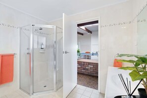 Regadera, secadora de cabello, jabón 