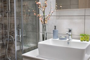 ヘアドライヤー、タオル、石鹸、シャンプー