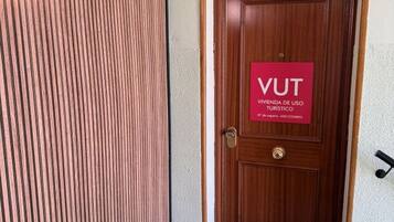 A wooden door with a sign that reads 'VUT' and 'VIVIENDA DE USO TURISTICO'.