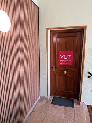 En dörr av trä med en skylt som visar texten ”VUT” och ”VIVIENDA DE USO TURISTICO”.