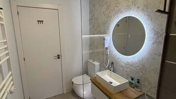 Een haardroger, handdoeken