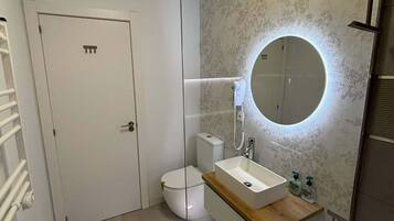 Een haardroger, handdoeken